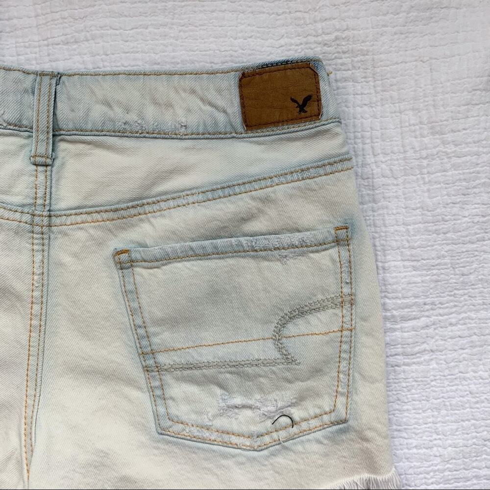 American Eagle White Distressed Tomgirl Acid Wash Raw Hem Shorts Size 2 - Picture 6 of 7